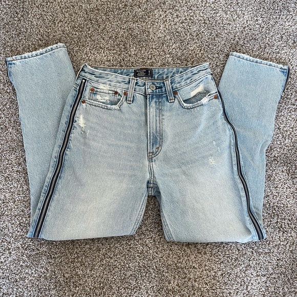 Abercrombie & Fitch Denim - Abercrombie & Fitch • Annie High Rise Girlfriend • Size 26/2 • Light Wash •